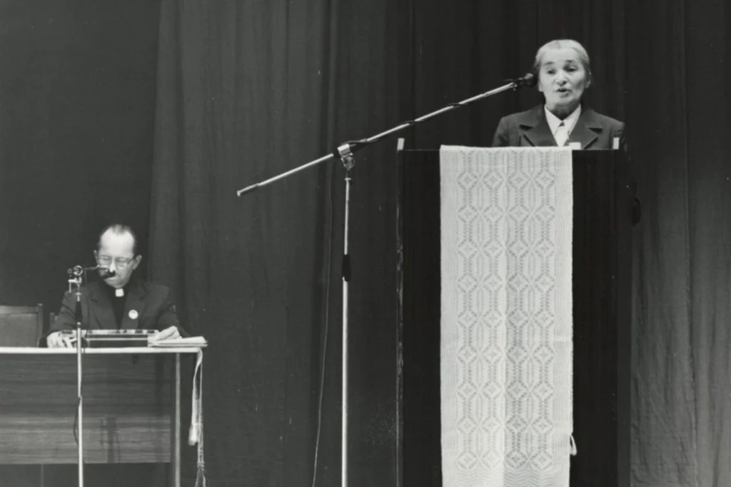 1989 m. balandžio 15-16 d. Carito steigiamasis suvažiavimas Kaune – s. Albina prie mikrofono 1989 m. balandžio 15-16 d. Carito steigiamasis suvažiavimas Kaune – s. Albina prie mikrofono
